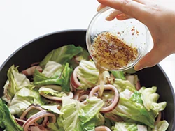 粒マスタードや酢の入った合わせ調味料は、いかと野菜に火が通ってから最後に加え、酸味をとばし過ぎないようにする。