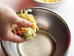 甘酢に野菜の水けをしっかりと絞ってから加え、混ぜ合わせる。歯ごたえを残すため、10分だけ漬けおく。