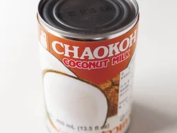 ココナッツミルクを使うと、簡単にエスニック風のカレーが作れる。缶詰のもの、パック入りのもの、どちらでもＯＫ。