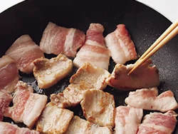 豚肉は、先にこんがりと焼きつけてから煮る。こうすると、煮汁が肉にしみやすくなり、短時間でやわらかい煮豚ができる。
