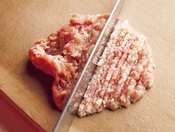 とりひき肉は炒めたときにかたまりになりやすいので、包丁でさらにたたいておく。こうすれば、はるさめとのからみもよくなる。