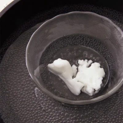 【ココナッツオイルの湯せんのしかた】
ココナッツオイルは24℃以下だと固まるため、調理に液体として使う場合は湯せんで溶かして。小さいフライパンに湯を張り（湯がフツフツする手前で火を止める）。耐熱容器にココナッツオイルを入れて湯につけ、溶かす。


※「ココナッツバター」は密封容器に入れ、冷蔵庫で約2週間保存可能。