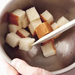 食パン全体にココナッツオイルがからまるように、溶かしたオイルをかけてから混ぜる。