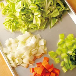野菜はやわらかく煮るため、小さめに切る。大きさを揃えると、仕上がりがきれいになる。