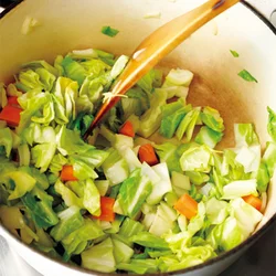 バターの風味をつけながら、野菜のかさが半分くらいになり、生っぽさがなくなるまで炒める。