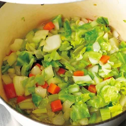 先に少なめの水を加えて蒸し煮にすることで、短時間でやわらかく煮え、野菜のうまみが引き出される。