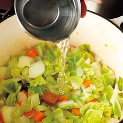 野菜がしっかりとやわらかくなってから、スープの素と水を加えて仕上げる。鍋の種類やコンロの火の具合によっても水分の量が変わるので、塩、こしょうを加える前に味みをし、煮詰まっているようなら、水適量を足して調整する。