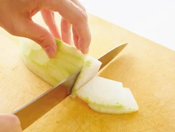 とうがんを薄切りにすると火が通りやすくなり、炒め時間が短縮できる。とろりとした食感が美味。