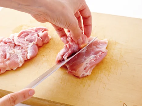 とり肉は厚い部分を切り開いて平らにすることで、電子レンジで加熱するときに均一に蒸し上がる。