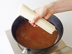 そうめんは乾麺のまま直接だし汁に入れて煮てＯＫ。麺が程よくだしを吸って味わい深くなる。