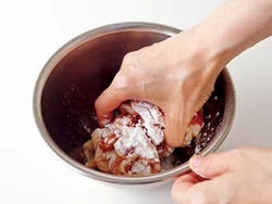 豚肉は片栗粉をまぶすと水分が閉じ込められ、電子レンジで加熱してもやわらかく仕上がる。