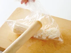 滑りやすい長いもは、ポリ袋に入れてめん棒でたたくほうが、手を汚さないで一口大にできる。