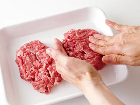 切り落とし肉でもまとめて焼けば、ボリューム感アップ。小麦粉をまぶすと焼いてもくずれにくい。