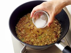 水溶き片栗粉を加えて煮立たせてとろみをつけ、うまみを閉じ込めて。豆腐にもからみやすくなる。