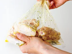 調味液の量が少なくても、ポリ袋に入れてもみ込むと肉にまんべんなく味がいきわたる。
