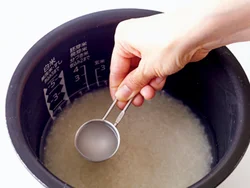 具の野菜から水分が出るため、水加減は通常より少なめに。水大さじ２減らして。