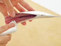 血が残っていると臭みのもとになるので、腹の中を流水で洗い、血をよく洗い流す。洗ったらペーパータオルで水けをしっかり拭き取って。