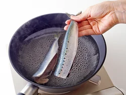 酢水でゆでこぼし、いわしの臭みをとる。湯をきるときは皮がはがれないよう、やさしく押さえる。