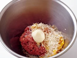 肉だねにマヨネーズを加えると、下味がつくだけでなく、肉がふっくらやわらかに焼き上がる。
