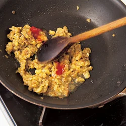 火を通したなすを、フライパンで炒めながら 調味する。加熱することで味がなじみ、なす に残っている水分も程よくとぶ。