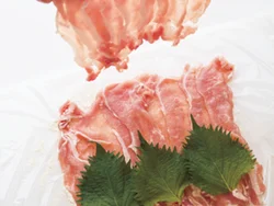 肉はパックのままの形を生かし、並べる手間をカット