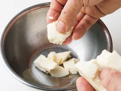 豆腐は水きりなしで手でちぎるだけ