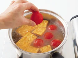 トマトは煮くずれしないよう、切らずに加える