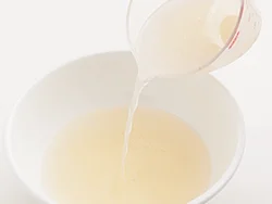とり肉のゆで汁に、水キムチの汁を加える合わせ技で、うまみがアップ。