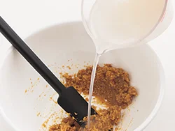 最初にみそをしっかりと溶いておき、それからほかの材料を加えると味のなじみがいい。