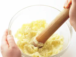 じゃがいもは、かたまりのまま冷凍すると食感が悪くなるので、しっかりと潰してなめらかにする。