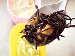 カップにとろろ昆布を敷いてから入れる。汁けを昆布が吸うので、解凍したときに汁けが出にくい。