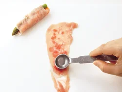 豚肉に梅肉をぬり広げる。梅肉には、防腐効果があるので、夏のお弁当おかずにおすすめ。