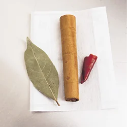 スパイスは、まとめてお茶用パックに入れて煮る。好みでクローブや粒こしょうを少量加えても。
