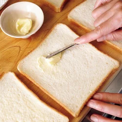 このバターは、パンに水けを通さないためのものなので、薄くぬればOK。練りがらしは好みの量で。バターの代わりにマヨネーズを使ってもいいが、水けを通すのですぐに食べる場合のみにして。