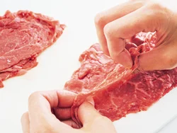 薄切り肉を重ねることで厚みを出す。薄切り肉なので、食感がやわらかいのもポイント。