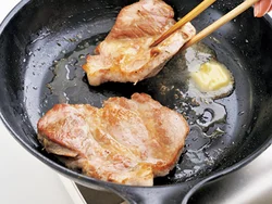 余分な脂を拭き取って火を止め、バターとレモン汁を加えて、風味をストレートに引き立てる。