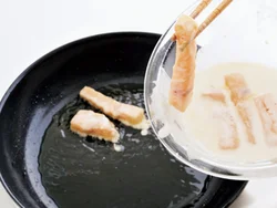 水溶きした揚げごろもをつけて揚げると、ボリューム感がアップし、味のからみもよくなる。