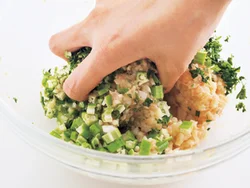 餃子あんは、オクラ、しそ以外の材料をまず練り混ぜ、オクラとしそは最後に加えて食感を残す。
