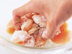 とり肉に片栗粉をまぶして焼くとやわらかく仕上がり、あとから加える調味料がよくなじむ。