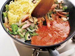 合わせ調味料は、フライパンのあいたところで火を入れてから炒め合わせると、味が落ち着く。