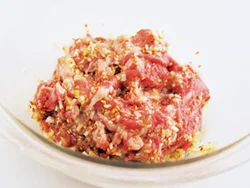 肉に漬けだれをもみ込んで約10分おくと味がなじむとともに、肉がしっとりやわらかくなる。