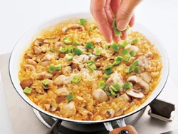 ピーマンは約10分炊いたところで加えると、色が悪くなりにくく、食感のよさも残る。