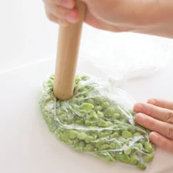 枝豆は、袋の上からめん棒などで潰す。