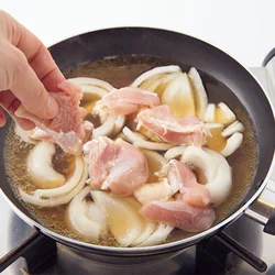玉ねぎは加熱すると甘みが出るので、透明になるまでしっかり煮て。逆にとり肉は煮過ぎるとかたくなるので火を通し過ぎない。