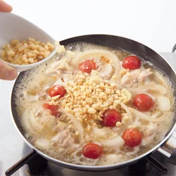 大原流、おいしい親子丼の秘訣は、たっぷりの揚げ玉。揚げ玉の油分でコクが出て、卵がやわらかく仕上がる効果も。