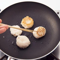 れんこんだねはやわらかいので、スプーンでフライパンに落とし、焼き固まるまであまりさわらない。