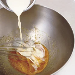 卵と砂糖をよく溶き混ぜてから、豆乳を少しずつ加えながら混ぜるほうが、まんべんなく混ざりやすい。