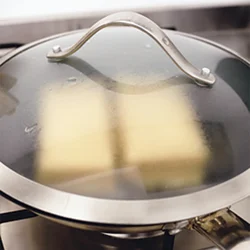 焼き加減は好みでOK。焦がし過ぎずに中まで火を通すため、弱火で焼いて、焼き色がついたら上下を返して。