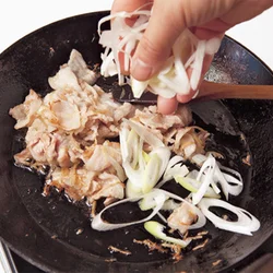 しょうがの香りを移した油で、豚肉をしっかり炒める。色が変わり、肉の縁がカリッとするくらいまで炒めたらほかの具を加えて。