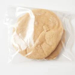 中近東で食べられているピタパン。中が空洞なので半分に切って開き、具を詰めて。電子レンジで少し温めると開きやすい。